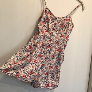 Flirty floral romper with pockets!
